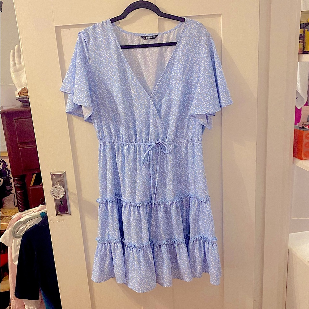 SHEIN Plus Surplice Neck Flutter Sleeve Frill Trim Ditsy Floral Dress